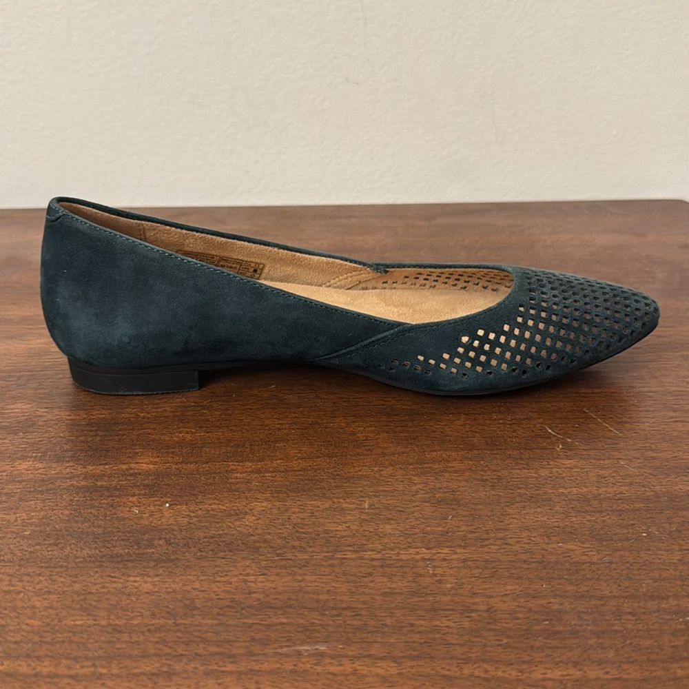 Vionic Posey Perforated Suede Green Ballet Flat Size 6.5 New - Picture 3 of 6